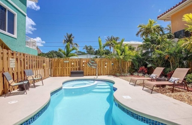 Amazing 4 BR/2BA home, Pool/Hot Tub, Oceanside canal, Kayak