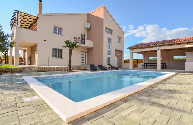 Amazing Apartment In Kasic With Wifi