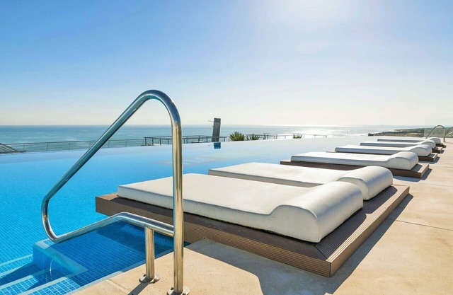 Amazing Beachfront 2 Bedroom Luxury Apartment