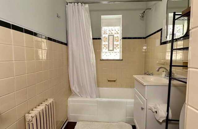 Amazing Downtown Location! Quiet & Spacious!
