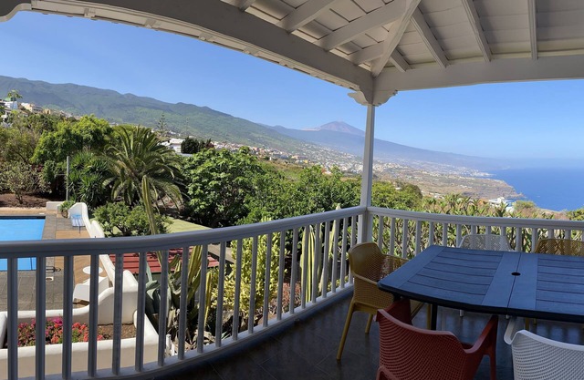 Amazing Sea- and Mountainviews. Tropical Garden with Privatepool