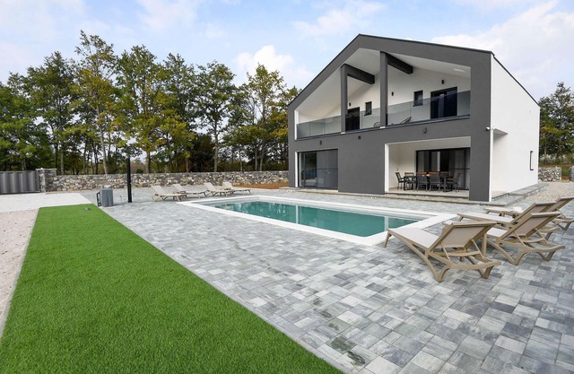 Amazing home in Gracac with kitchen