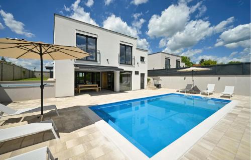 Amazing Home In Maglenca With Sauna