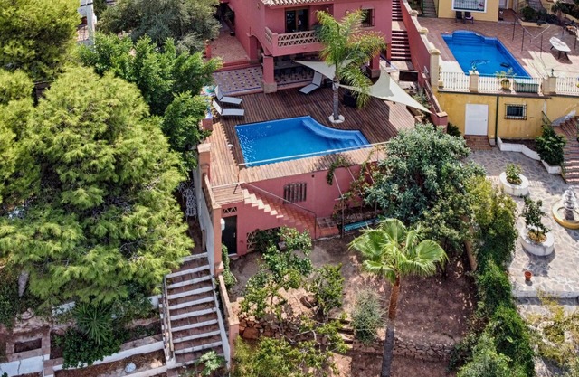 Amazing House with pool situated in El Candado Area