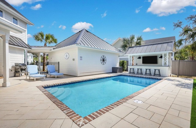 Amazing Island Oasis, Heated Pool, Outdoor Bar Area with TV, Bocce Ball Court & Putting Green