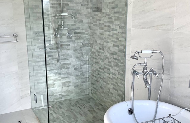 Amazing location, clean gorgeous room FREE CONTINENTAL BREAKFAST AND TOILETRIES