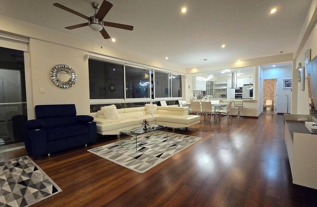 Amazing Miraflores Penthouse! Private Rooftop Hot Tub and Gameroom with WiFi, AC