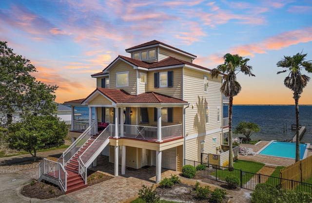 Amazing Navarre Getaway, Incredible Views, Amenities!