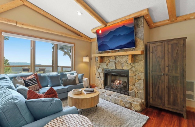 AMAZING SUNSET VIEWS WITH HOT TUB! PETS WELCOME! GREAT FOR FAMILIES! GAMES!