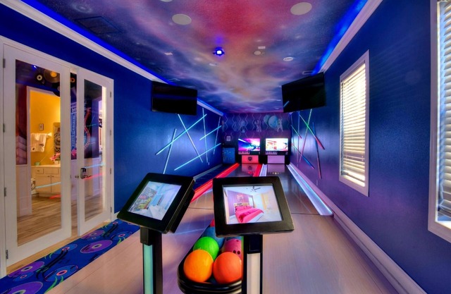 America the Beautiful Bowling Villa, 14 bedrooms/14.5 bathrooms, sleeps 40
