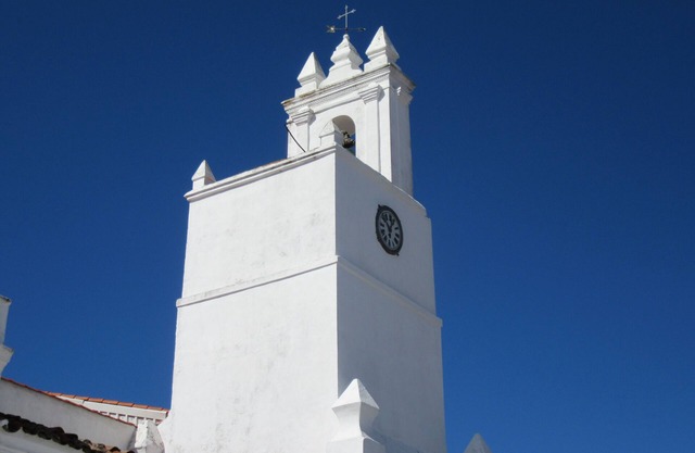 Among oaks, holm oaks, fig trees and cork oaks .