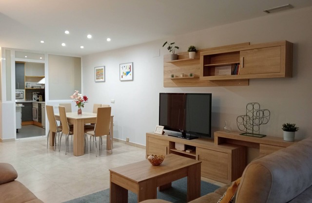 Amplio Alojamiento, Céntrico y Tranquilo, Aire Ac., Wifi, Ascensor, 4 PAX