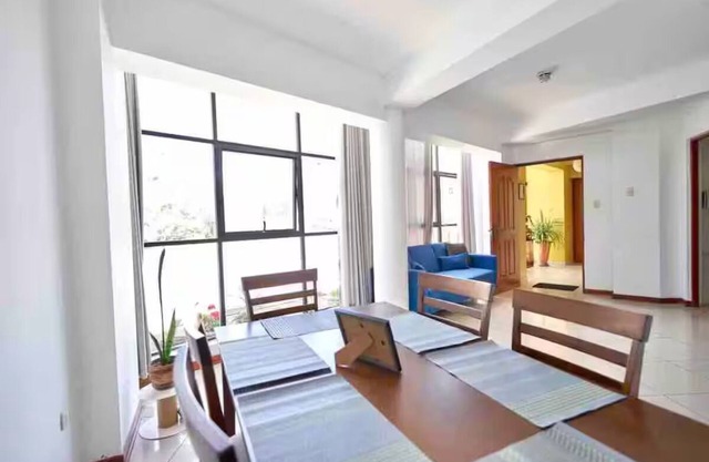 Amplio y en Céntrica Urbanización, segundo piso