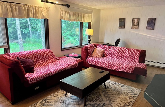 Anchorage Stay Close to Shops, Trails & Adventure