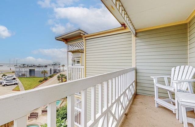 Anchored By the Sea-Victorian-Gulf Front-Sleeps 6