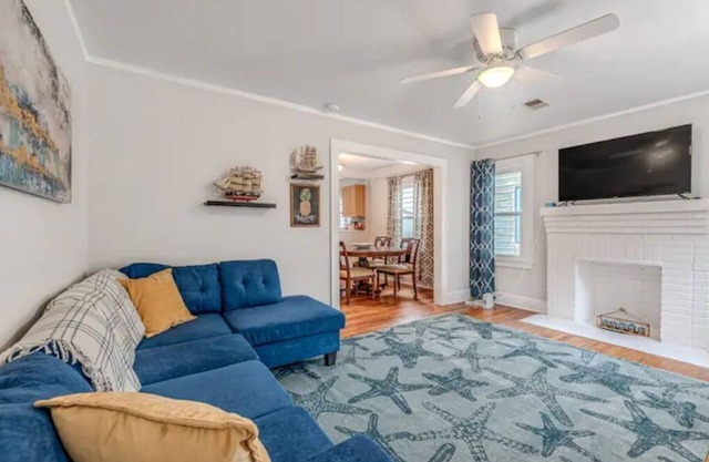 Anchors Away Park Circle retreat w King Bed Suite close to everything fun in CHS