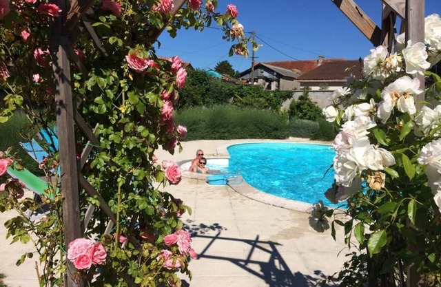 Ancien Domaine Viticole, Piscine , Gîte Pour 2 Personnes, Indépendant, Calme,