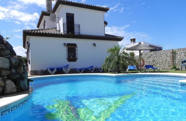 Andalusian style, private pool with salt water, just 500 meters to Conil, landscaped garden, brick BBQ - Casa Maria del Carmen -