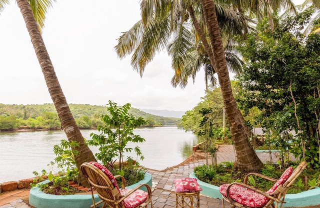 Angel's 2BHK Riverside vila on the Talpona River with WIFI , Parking