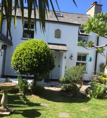 Anglesey traditional 2 bedroom stone cottage with EV