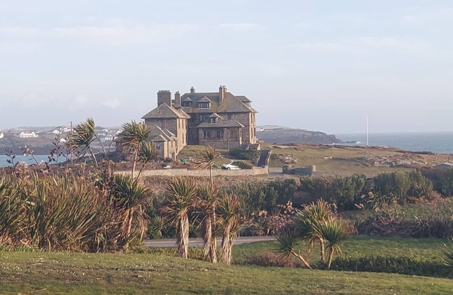 ANGLESEY, Treaddur Bay, King Arthur Suite 6 bed apartment ideal for family hols.