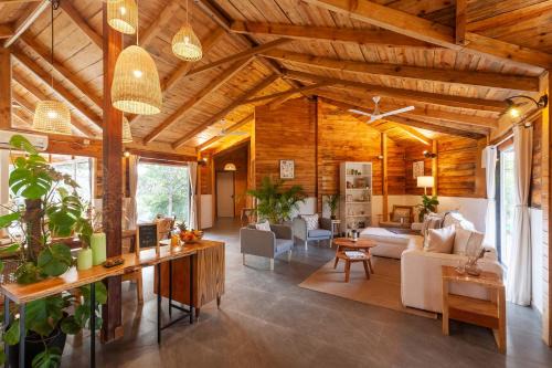 Anjee's Chalet by StayVista - Mountain-view villa with Classic wooden interiors, Lush lawn & Snooker table