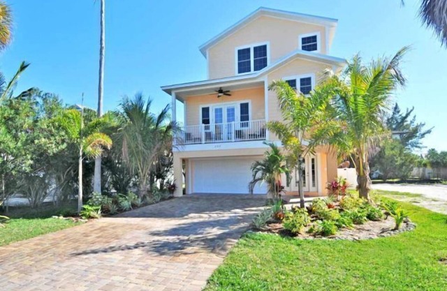Anna Maria Northshore beauty W/Private Pool. 1 block from Anna Maria Beach!