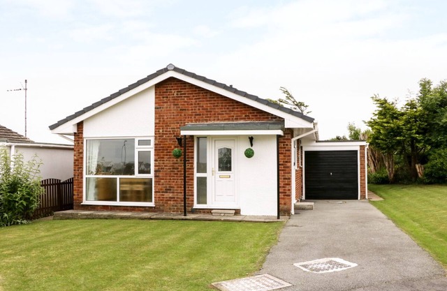 ANNEDDLE, pet friendly, with a garden in Four Mile Bridge