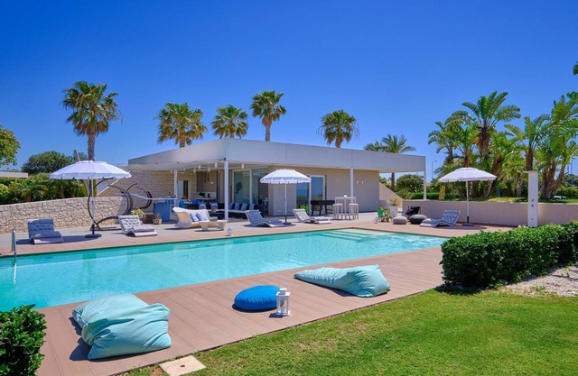 Anthea, elegant villa with pool and soccer field in Marina di Ragusa