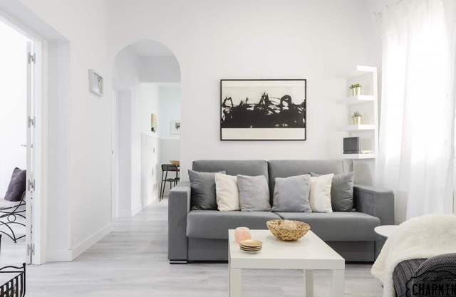 Antiques Market - 3-Bedroom Apartment with Parking