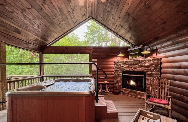 Antler Lodge - Family Perfect, HotTub, FirePit, Pool Table, Creek, Pet Friendly