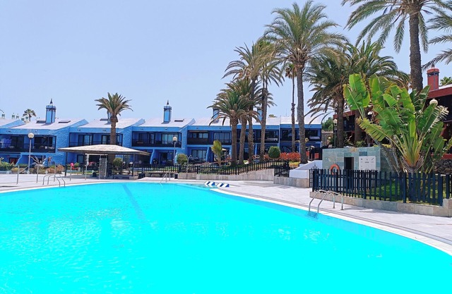 Apartment First Line on the Beach, Balcony, Swimming Pool, Fast Speed Internet