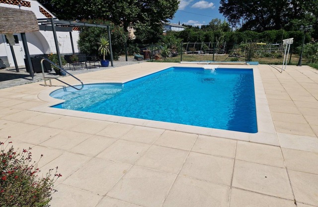 Apartment with swimming pool, wifi