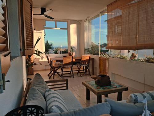Apartamento Calablanca con amplia terraza y vistas al mar y a la montaña