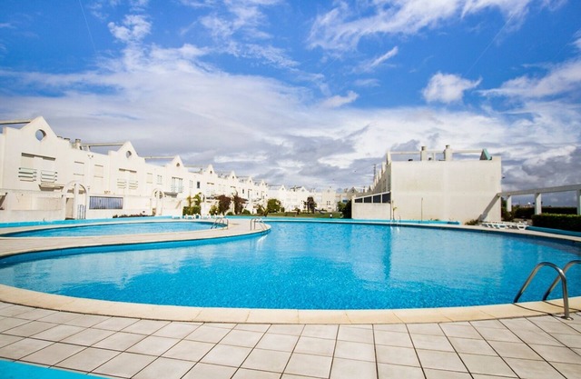 Apartamento com Dois Quartos e Piscina em Condomínio Privado. A 10 Min. da Praia