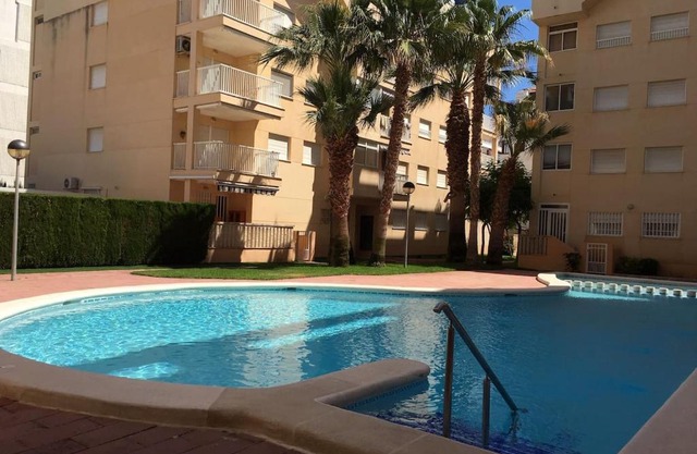 APARTAMENTO CON TERRAZA, VISTAS AL MAR Y PISCINA