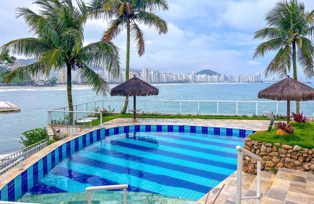 Apartamento moderno, frente para o mar com piscina