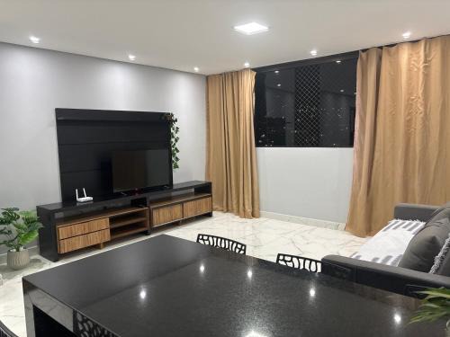Apartamento novinho e central - 2 ou 3 quartos, 2 banheiros, elevador e estacionamento