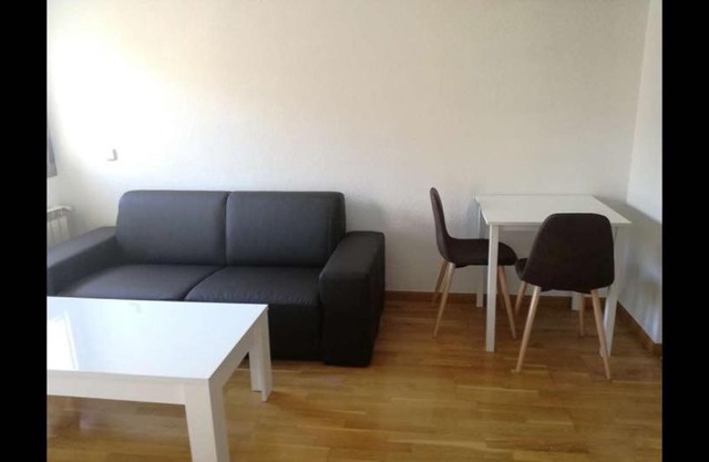 Apartamento nuevo cerca del autobús y metro con piscina