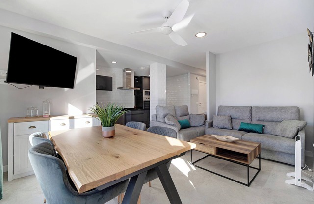 Apartment "Refugio del Mar" with Sea View, Shared Pool & Wi-Fi