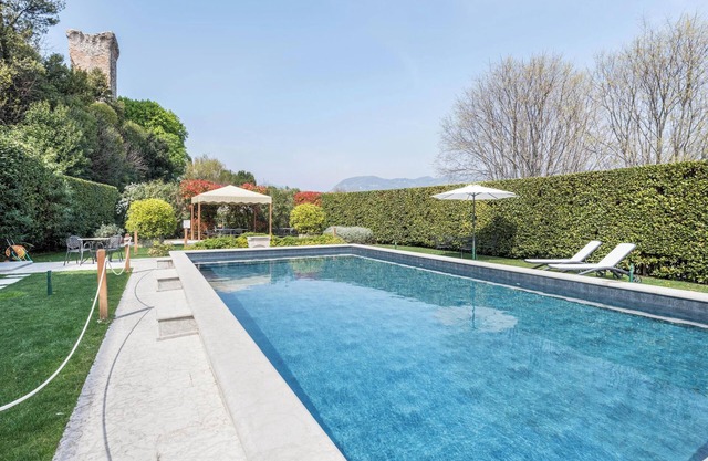 Apartment 'Antica Torre Byron' with Shared Pool, Wi-Fi and Air Conditioning