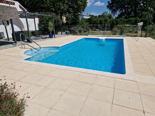 Apartment with swimming pool, wifi