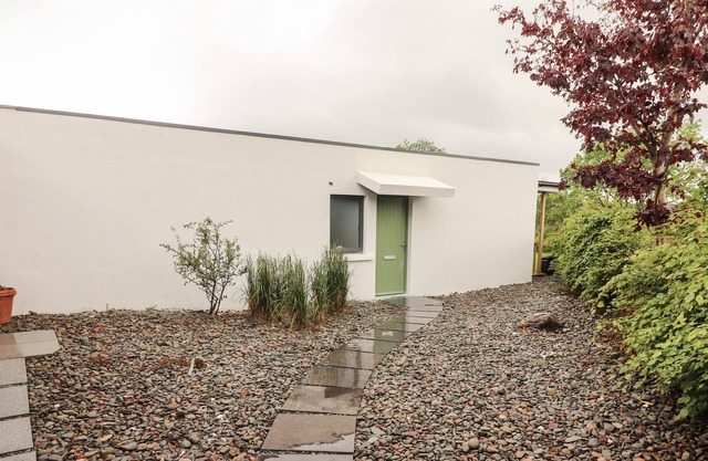 APARTMENT 1, pet friendly, with a garden in Beaufort, County Kerry