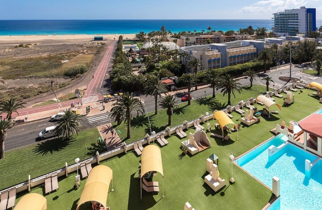 Apartment 2/4p in 1st line of sea with views to the beach, swimming pools, equipped. WIFI