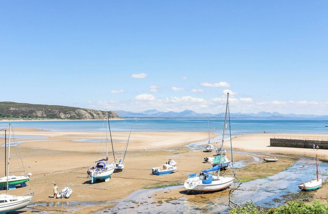 Apartment 2, Gorwel Glas