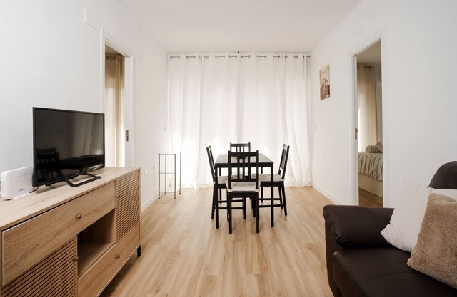 Apartment 'A 5 Minutos De Calle Feria Y Alameda' with Private Terrace, Wi-Fi and Air Conditioning