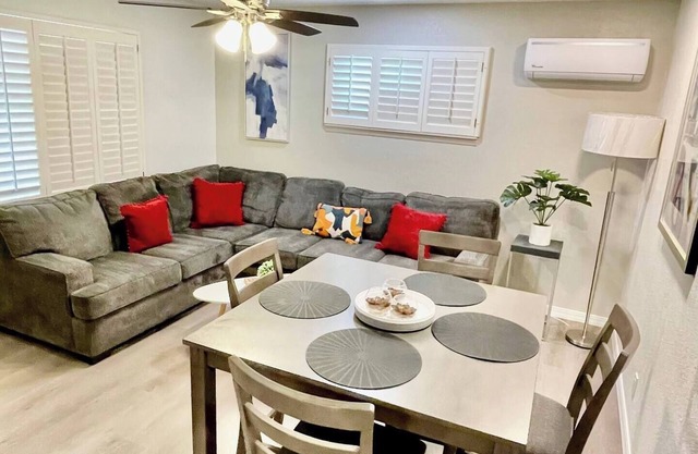 Apartment A, Restful,Cozy, close Sunland Park Mall