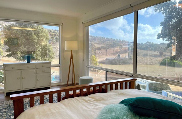 Apartment amongst the Kangaroos and only a 3 minute walk to Snelling Beach