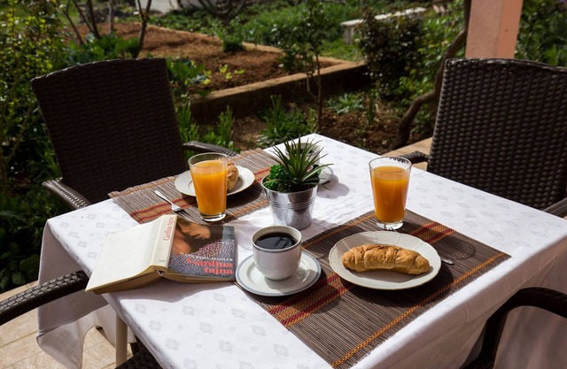 Apartment Ani - Two Bedroom Apartment with Terrace and Garden View