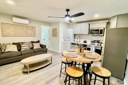 Apartment B, Restful,Cozy, close Sunland Park Mall